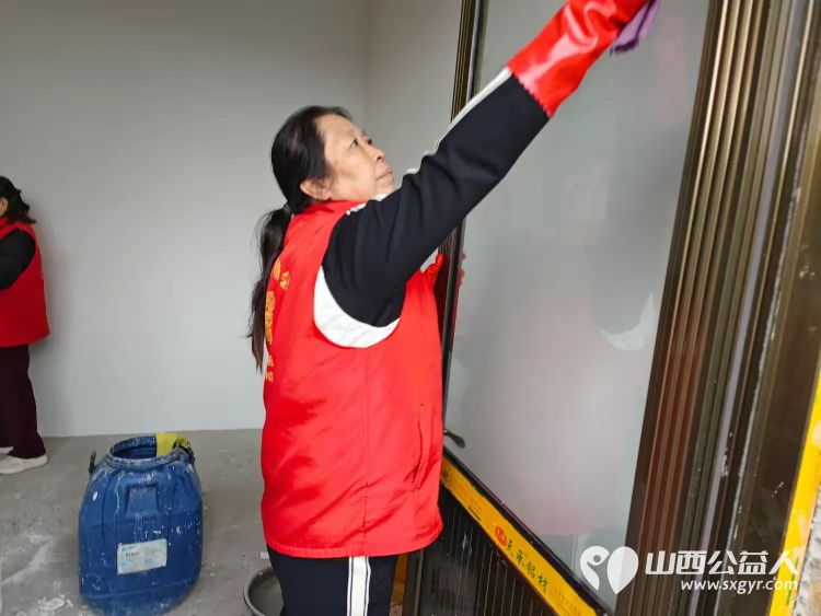 介休市敬老协会在洪山镇崇贤村入户81岁特困老人胡家龙家中帮助清理卫生包饺子 - 第8张 - 山西公益人 介休市敬老协会在洪山镇崇贤村入户81岁特困老人胡家龙家中帮助清理卫生包饺子 - 第8张