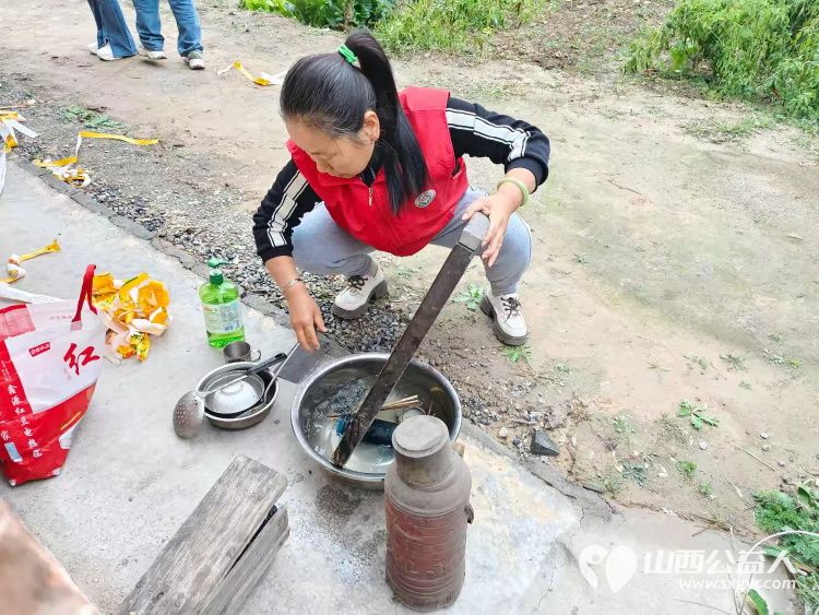 介休市敬老协会在洪山镇崇贤村入户81岁特困老人胡家龙家中帮助清理卫生包饺子 - 第12张 - 山西公益人 介休市敬老协会在洪山镇崇贤村入户81岁特困老人胡家龙家中帮助清理卫生包饺子 - 第12张