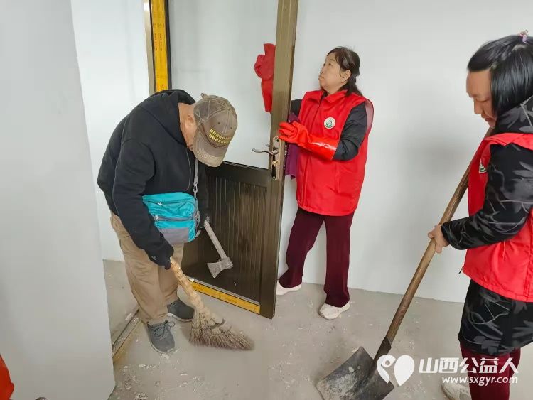 介休市敬老协会在洪山镇崇贤村入户81岁特困老人胡家龙家中帮助清理卫生包饺子 - 第9张 - 山西公益人 介休市敬老协会在洪山镇崇贤村入户81岁特困老人胡家龙家中帮助清理卫生包饺子 - 第9张