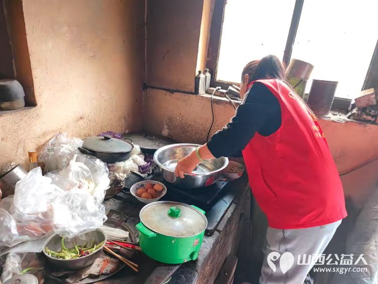 介休市敬老协会在洪山镇崇贤村入户81岁特困老人胡家龙家中帮助清理卫生包饺子 - 第13张 - 山西公益人 介休市敬老协会在洪山镇崇贤村入户81岁特困老人胡家龙家中帮助清理卫生包饺子 - 第13张