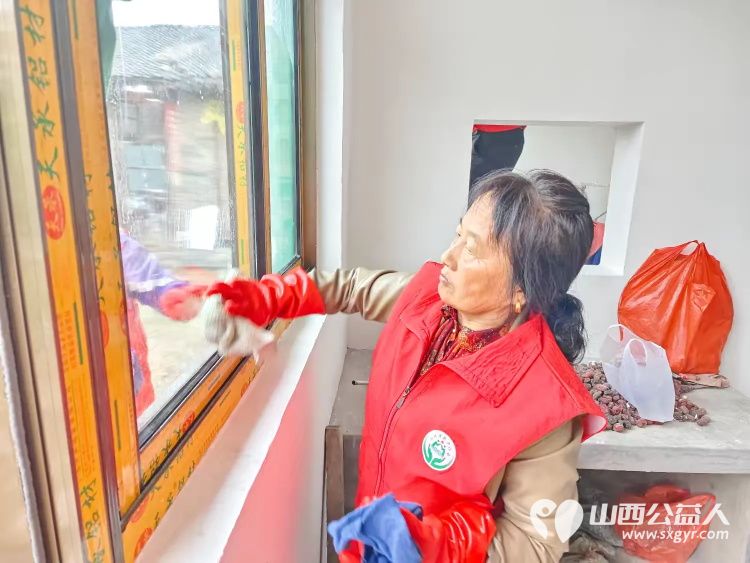 介休市敬老协会在洪山镇崇贤村入户81岁特困老人胡家龙家中帮助清理卫生包饺子 - 第3张 - 山西公益人 介休市敬老协会在洪山镇崇贤村入户81岁特困老人胡家龙家中帮助清理卫生包饺子 - 第3张