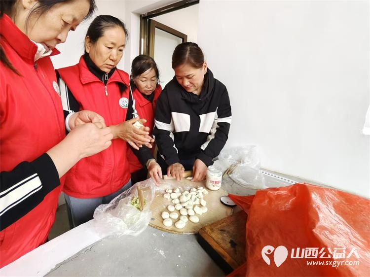 介休市敬老协会在洪山镇崇贤村入户81岁特困老人胡家龙家中帮助清理卫生包饺子 - 第19张 - 山西公益人 介休市敬老协会在洪山镇崇贤村入户81岁特困老人胡家龙家中帮助清理卫生包饺子 - 第19张