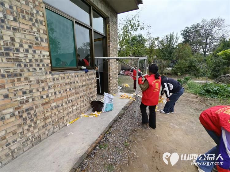 介休市敬老协会在洪山镇崇贤村入户81岁特困老人胡家龙家中帮助清理卫生包饺子 - 第6张 - 山西公益人 介休市敬老协会在洪山镇崇贤村入户81岁特困老人胡家龙家中帮助清理卫生包饺子 - 第6张