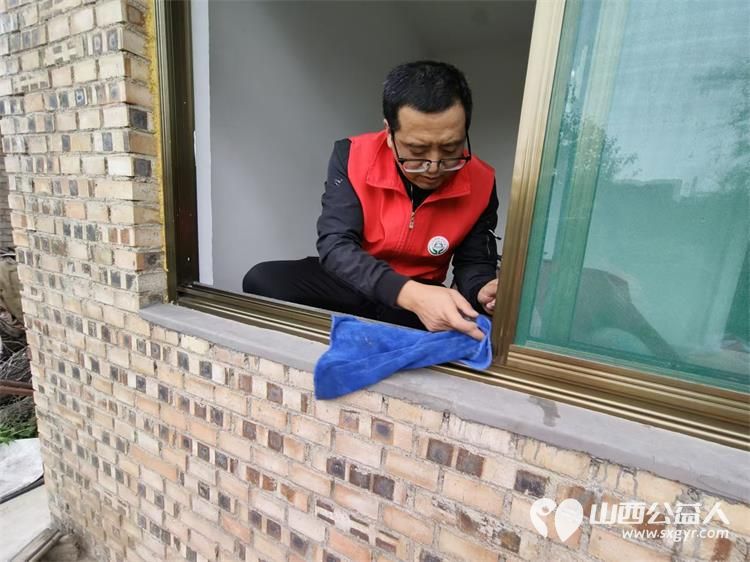 介休市敬老协会在洪山镇崇贤村入户81岁特困老人胡家龙家中帮助清理卫生包饺子 - 第4张 - 山西公益人 介休市敬老协会在洪山镇崇贤村入户81岁特困老人胡家龙家中帮助清理卫生包饺子 - 第4张