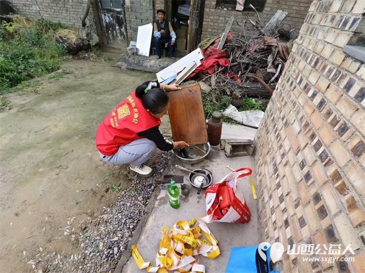 介休市敬老协会在洪山镇崇贤村入户81岁特困老人胡家龙家中帮助清理卫生包饺子 - 第10张 - 山西公益人 介休市敬老协会在洪山镇崇贤村入户81岁特困老人胡家龙家中帮助清理卫生包饺子 - 第10张