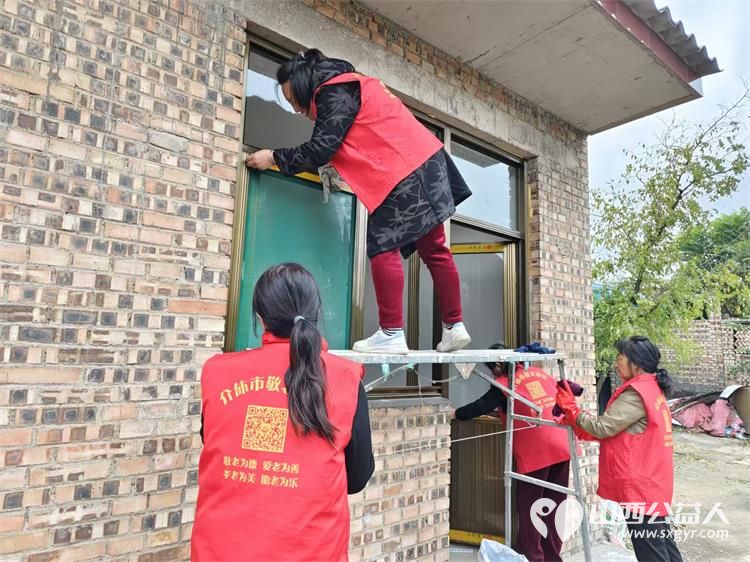 介休市敬老协会在洪山镇崇贤村入户81岁特困老人胡家龙家中帮助清理卫生包饺子 - 第7张 - 山西公益人 介休市敬老协会在洪山镇崇贤村入户81岁特困老人胡家龙家中帮助清理卫生包饺子 - 第7张