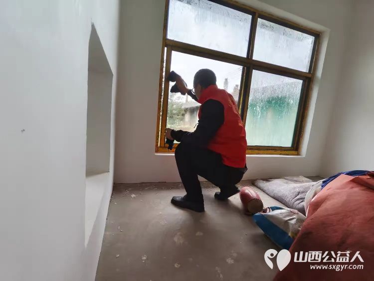 介休市敬老协会在洪山镇崇贤村入户81岁特困老人胡家龙家中帮助清理卫生包饺子 - 第5张 - 山西公益人 介休市敬老协会在洪山镇崇贤村入户81岁特困老人胡家龙家中帮助清理卫生包饺子 - 第5张