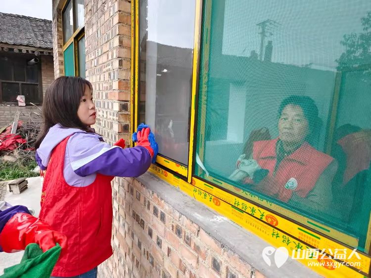 介休市敬老协会在洪山镇崇贤村入户81岁特困老人胡家龙家中帮助清理卫生包饺子 - 第2张 - 山西公益人 介休市敬老协会在洪山镇崇贤村入户81岁特困老人胡家龙家中帮助清理卫生包饺子 - 第2张