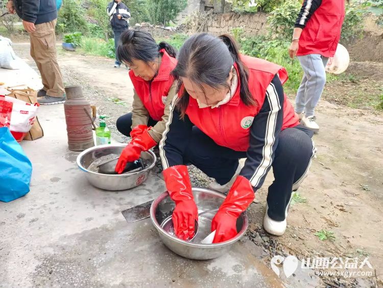 介休市敬老协会在洪山镇崇贤村入户81岁特困老人胡家龙家中帮助清理卫生包饺子 - 第11张 - 山西公益人 介休市敬老协会在洪山镇崇贤村入户81岁特困老人胡家龙家中帮助清理卫生包饺子 - 第11张