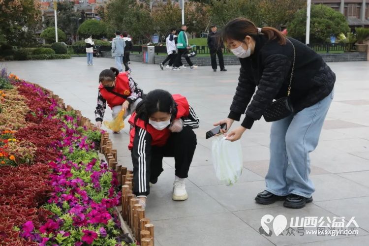 迎接山西省第28个环卫工人节临汾市文明交通志愿者协会组织志愿者在鼓楼广场开展保护环境创建卫生城市志愿活动 - 第14张 - 山西公益人 迎接山西省第28个环卫工人节临汾市文明交通志愿者协会组织志愿者在鼓楼广场开展保护环境创建卫生城市志愿活动 - 第14张
