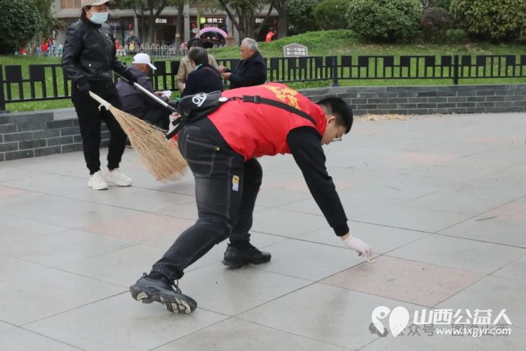 迎接山西省第28个环卫工人节临汾市文明交通志愿者协会组织志愿者在鼓楼广场开展保护环境创建卫生城市志愿活动 - 第13张 - 山西公益人 迎接山西省第28个环卫工人节临汾市文明交通志愿者协会组织志愿者在鼓楼广场开展保护环境创建卫生城市志愿活动 - 第13张
