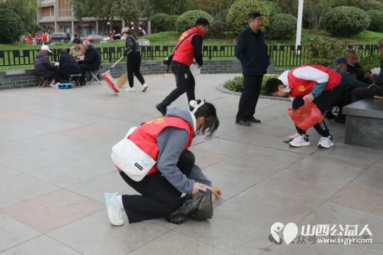 迎接山西省第28个环卫工人节临汾市文明交通志愿者协会组织志愿者在鼓楼广场开展保护环境创建卫生城市志愿活动 - 第11张 - 山西公益人 迎接山西省第28个环卫工人节临汾市文明交通志愿者协会组织志愿者在鼓楼广场开展保护环境创建卫生城市志愿活动 - 第11张