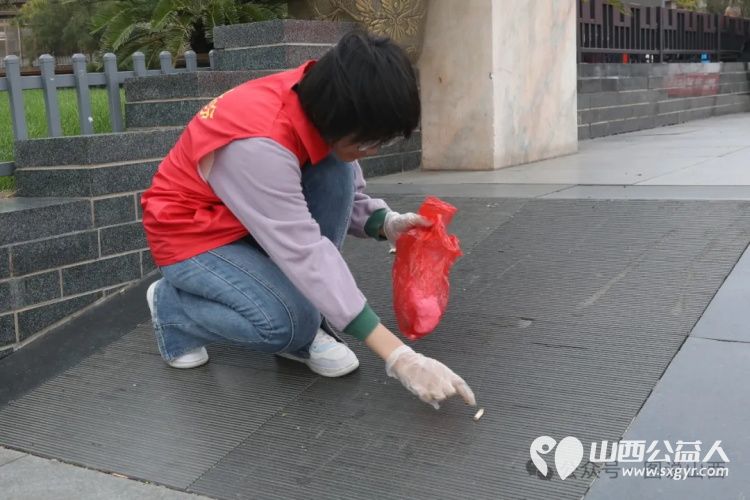 迎接山西省第28个环卫工人节临汾市文明交通志愿者协会组织志愿者在鼓楼广场开展保护环境创建卫生城市志愿活动 - 第5张 - 山西公益人 迎接山西省第28个环卫工人节临汾市文明交通志愿者协会组织志愿者在鼓楼广场开展保护环境创建卫生城市志愿活动 - 第5张