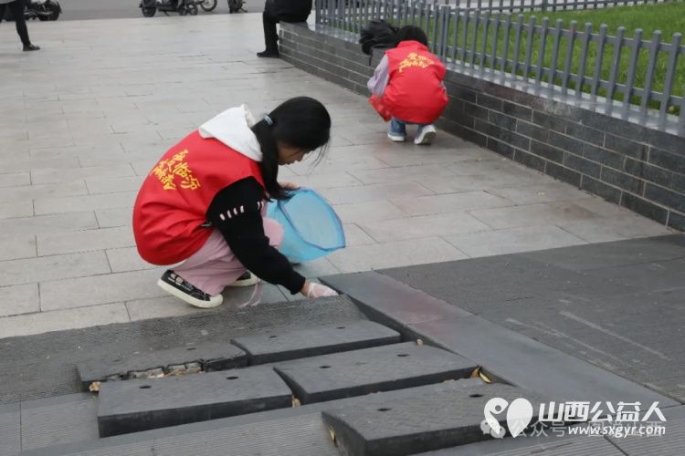 迎接山西省第28个环卫工人节临汾市文明交通志愿者协会组织志愿者在鼓楼广场开展保护环境创建卫生城市志愿活动 - 第7张 - 山西公益人 迎接山西省第28个环卫工人节临汾市文明交通志愿者协会组织志愿者在鼓楼广场开展保护环境创建卫生城市志愿活动 - 第7张