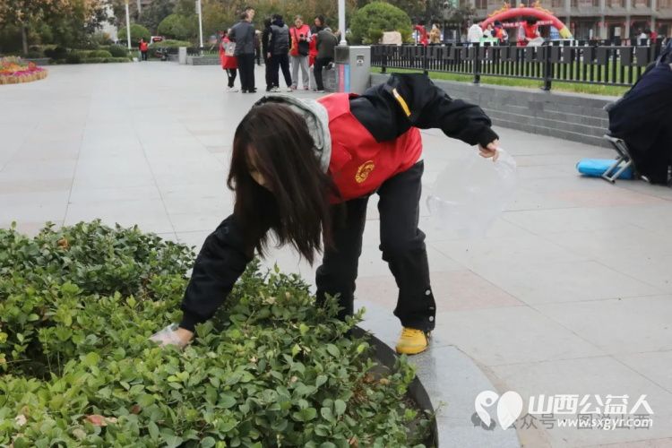 迎接山西省第28个环卫工人节临汾市文明交通志愿者协会组织志愿者在鼓楼广场开展保护环境创建卫生城市志愿活动 - 第8张 - 山西公益人 迎接山西省第28个环卫工人节临汾市文明交通志愿者协会组织志愿者在鼓楼广场开展保护环境创建卫生城市志愿活动 - 第8张