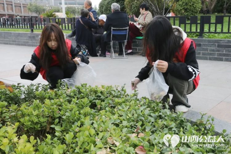 迎接山西省第28个环卫工人节临汾市文明交通志愿者协会组织志愿者在鼓楼广场开展保护环境创建卫生城市志愿活动 - 第9张 - 山西公益人 迎接山西省第28个环卫工人节临汾市文明交通志愿者协会组织志愿者在鼓楼广场开展保护环境创建卫生城市志愿活动 - 第9张