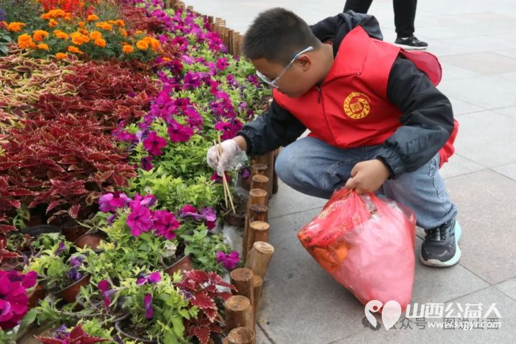 迎接山西省第28个环卫工人节临汾市文明交通志愿者协会组织志愿者在鼓楼广场开展保护环境创建卫生城市志愿活动 - 第6张 - 山西公益人 迎接山西省第28个环卫工人节临汾市文明交通志愿者协会组织志愿者在鼓楼广场开展保护环境创建卫生城市志愿活动 - 第6张