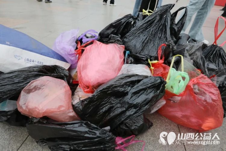 迎接山西省第28个环卫工人节临汾市文明交通志愿者协会组织志愿者在鼓楼广场开展保护环境创建卫生城市志愿活动 - 第15张 - 山西公益人 迎接山西省第28个环卫工人节临汾市文明交通志愿者协会组织志愿者在鼓楼广场开展保护环境创建卫生城市志愿活动 - 第15张