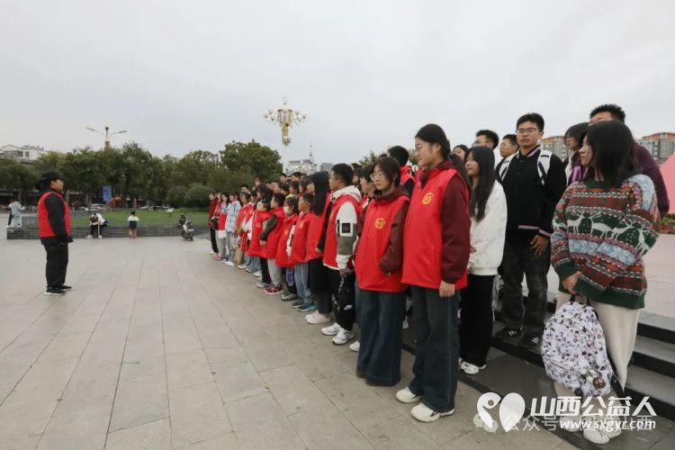 迎接山西省第28个环卫工人节临汾市文明交通志愿者协会组织志愿者在鼓楼广场开展保护环境创建卫生城市志愿活动 - 第3张 - 山西公益人 迎接山西省第28个环卫工人节临汾市文明交通志愿者协会组织志愿者在鼓楼广场开展保护环境创建卫生城市志愿活动 - 第3张