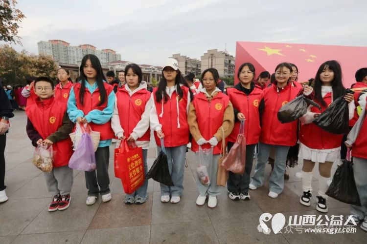 迎接山西省第28个环卫工人节临汾市文明交通志愿者协会组织志愿者在鼓楼广场开展保护环境创建卫生城市志愿活动 - 第1张 - 山西公益人 迎接山西省第28个环卫工人节临汾市文明交通志愿者协会组织志愿者在鼓楼广场开展保护环境创建卫生城市志愿活动 - 第1张