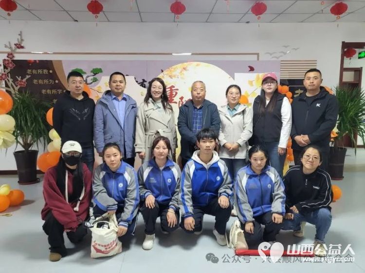 敬老爱老情暖重阳-----兴县顺风公益联合会重阳节组织志愿者到兴县社会福利服务中心为老年人送上节日的祝福 - 第1张