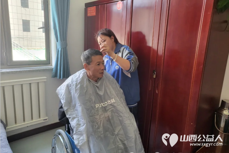 敬老爱老情暖重阳-----兴县顺风公益联合会重阳节组织志愿者到兴县社会福利服务中心为老年人送上节日的祝福 - 第3张