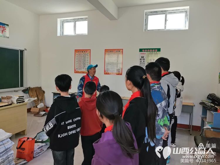 为了明天！长治市小雨点公益志愿者协会来到潞城区西流小学看望在那里上学的十五名孩子 - 第2张