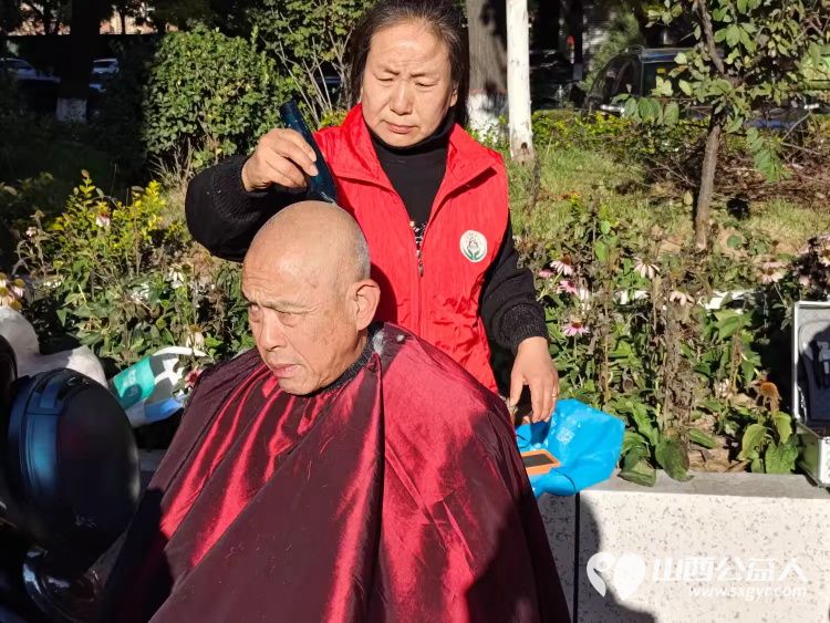 健康活动暖人心10月23日介休市敬老协会组织志愿者在西关街道绵山北街社区为社区老人爱心理发健康义诊服务 - 第21张 - 山西公益人 健康活动暖人心10月23日介休市敬老协会组织志愿者在西关街道绵山北街社区为社区老人爱心理发健康义诊服务 - 第21张