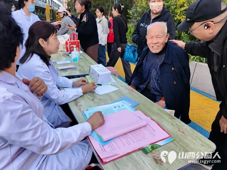 健康活动暖人心10月23日介休市敬老协会组织志愿者在西关街道绵山北街社区为社区老人爱心理发健康义诊服务 - 第16张 - 山西公益人 健康活动暖人心10月23日介休市敬老协会组织志愿者在西关街道绵山北街社区为社区老人爱心理发健康义诊服务 - 第16张