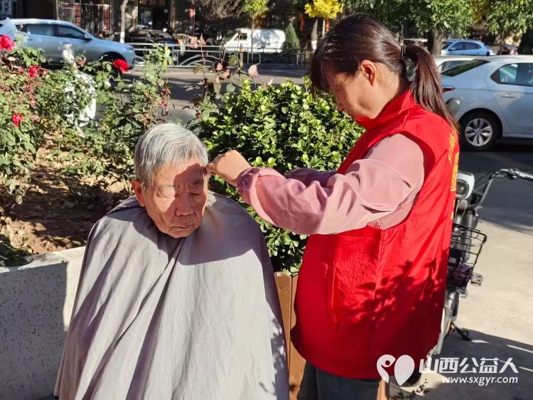健康活动暖人心10月23日介休市敬老协会组织志愿者在西关街道绵山北街社区为社区老人爱心理发健康义诊服务 - 第11张 - 山西公益人 健康活动暖人心10月23日介休市敬老协会组织志愿者在西关街道绵山北街社区为社区老人爱心理发健康义诊服务 - 第11张