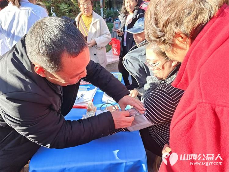 健康活动暖人心10月23日介休市敬老协会组织志愿者在西关街道绵山北街社区为社区老人爱心理发健康义诊服务 - 第19张 - 山西公益人 健康活动暖人心10月23日介休市敬老协会组织志愿者在西关街道绵山北街社区为社区老人爱心理发健康义诊服务 - 第19张