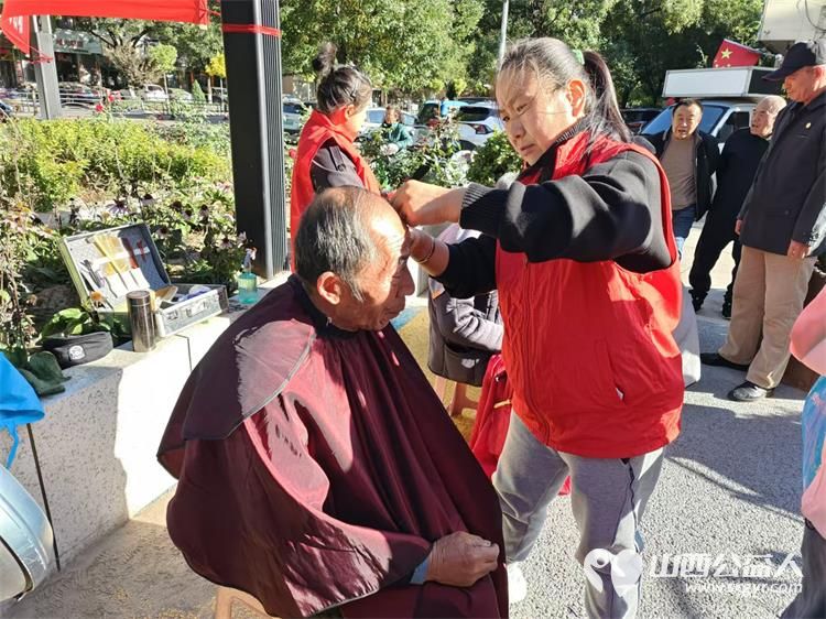 健康活动暖人心10月23日介休市敬老协会组织志愿者在西关街道绵山北街社区为社区老人爱心理发健康义诊服务 - 第9张 - 山西公益人 健康活动暖人心10月23日介休市敬老协会组织志愿者在西关街道绵山北街社区为社区老人爱心理发健康义诊服务 - 第9张