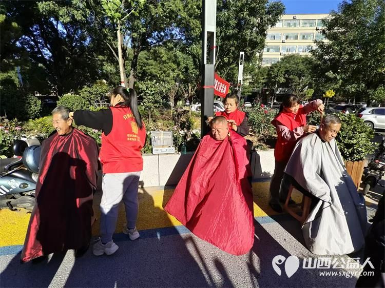 健康活动暖人心10月23日介休市敬老协会组织志愿者在西关街道绵山北街社区为社区老人爱心理发健康义诊服务 - 第4张 - 山西公益人 健康活动暖人心10月23日介休市敬老协会组织志愿者在西关街道绵山北街社区为社区老人爱心理发健康义诊服务 - 第4张