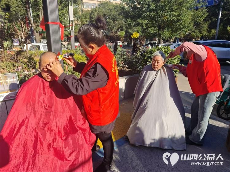 健康活动暖人心10月23日介休市敬老协会组织志愿者在西关街道绵山北街社区为社区老人爱心理发健康义诊服务 - 第6张 - 山西公益人 健康活动暖人心10月23日介休市敬老协会组织志愿者在西关街道绵山北街社区为社区老人爱心理发健康义诊服务 - 第6张