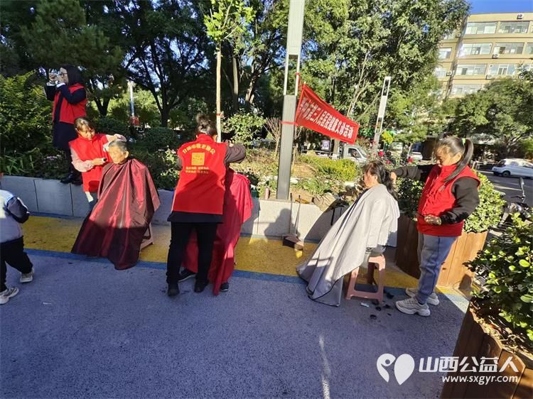 健康活动暖人心10月23日介休市敬老协会组织志愿者在西关街道绵山北街社区为社区老人爱心理发健康义诊服务 - 第5张 - 山西公益人 健康活动暖人心10月23日介休市敬老协会组织志愿者在西关街道绵山北街社区为社区老人爱心理发健康义诊服务 - 第5张