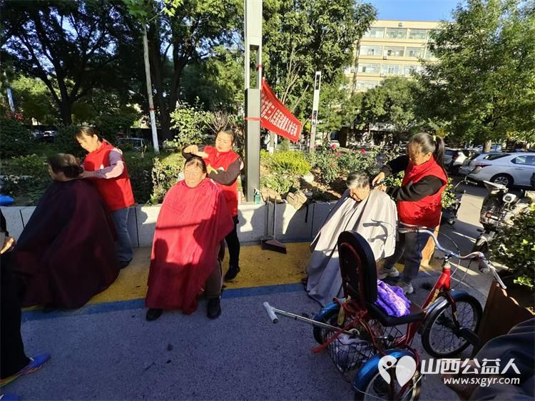 健康活动暖人心10月23日介休市敬老协会组织志愿者在西关街道绵山北街社区为社区老人爱心理发健康义诊服务 - 第3张 - 山西公益人 健康活动暖人心10月23日介休市敬老协会组织志愿者在西关街道绵山北街社区为社区老人爱心理发健康义诊服务 - 第3张