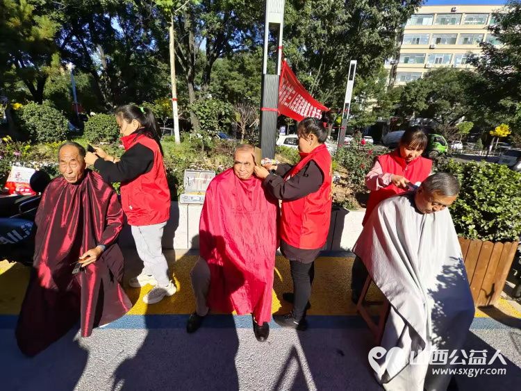 健康活动暖人心10月23日介休市敬老协会组织志愿者在西关街道绵山北街社区为社区老人爱心理发健康义诊服务 - 第2张 - 山西公益人 健康活动暖人心10月23日介休市敬老协会组织志愿者在西关街道绵山北街社区为社区老人爱心理发健康义诊服务 - 第2张