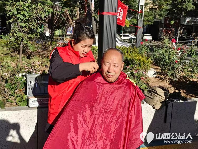 健康活动暖人心10月23日介休市敬老协会组织志愿者在西关街道绵山北街社区为社区老人爱心理发健康义诊服务 - 第8张 - 山西公益人 健康活动暖人心10月23日介休市敬老协会组织志愿者在西关街道绵山北街社区为社区老人爱心理发健康义诊服务 - 第8张