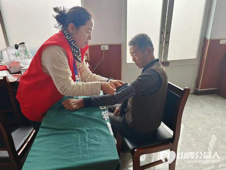 介休市敬老协会敬老爱老助老行动10月26日走进连福镇东湖龙村为村里60岁以上所有老人爱心理发、义诊 - 第9张 - 山西公益人 介休市敬老协会敬老爱老助老行动10月26日走进连福镇东湖龙村为村里60岁以上所有老人爱心理发、义诊 - 第9张