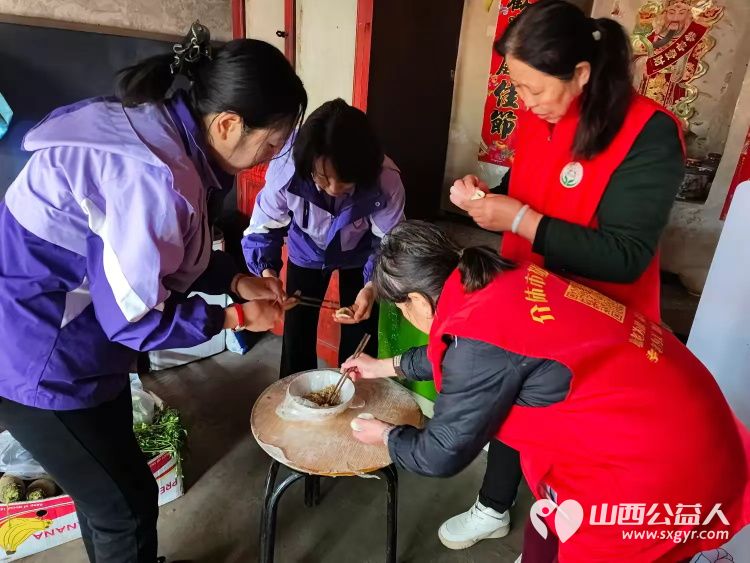 介休市敬老协会志愿者走进连福镇东湖龙村入户特困老人85岁马成保家中为老人理发收拾卫生并为老人包饺子送一份儿女般的关爱 - 第9张 - 山西公益人 介休市敬老协会志愿者走进连福镇东湖龙村入户特困老人85岁马成保家中为老人理发收拾卫生并为老人包饺子送一份儿女般的关爱 - 第9张