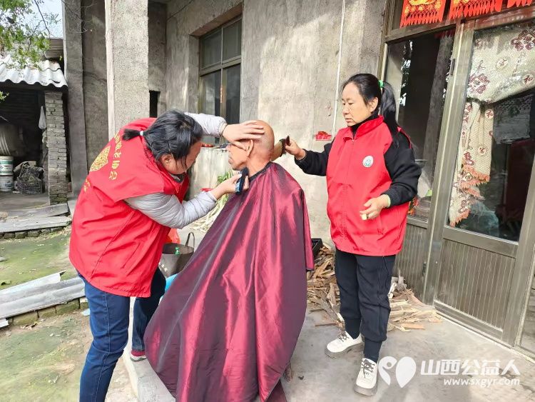 介休市敬老协会志愿者走进连福镇东湖龙村入户特困老人85岁马成保家中为老人理发收拾卫生并为老人包饺子送一份儿女般的关爱 - 第3张 - 山西公益人 介休市敬老协会志愿者走进连福镇东湖龙村入户特困老人85岁马成保家中为老人理发收拾卫生并为老人包饺子送一份儿女般的关爱 - 第3张
