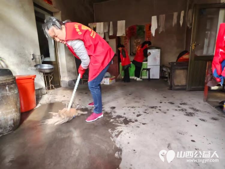 介休市敬老协会志愿者走进连福镇东湖龙村入户特困老人85岁马成保家中为老人理发收拾卫生并为老人包饺子送一份儿女般的关爱 - 第13张 - 山西公益人 介休市敬老协会志愿者走进连福镇东湖龙村入户特困老人85岁马成保家中为老人理发收拾卫生并为老人包饺子送一份儿女般的关爱 - 第13张