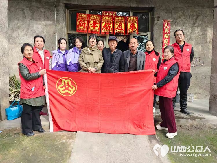 介休市敬老协会志愿者走进连福镇东湖龙村入户特困老人85岁马成保家中为老人理发收拾卫生并为老人包饺子送一份儿女般的关爱 - 第1张 - 山西公益人 介休市敬老协会志愿者走进连福镇东湖龙村入户特困老人85岁马成保家中为老人理发收拾卫生并为老人包饺子送一份儿女般的关爱 - 第1张