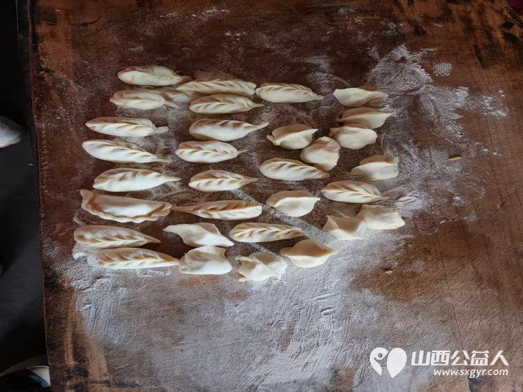 介休市敬老协会志愿者走进连福镇东湖龙村入户特困老人85岁马成保家中为老人理发收拾卫生并为老人包饺子送一份儿女般的关爱 - 第10张 - 山西公益人 介休市敬老协会志愿者走进连福镇东湖龙村入户特困老人85岁马成保家中为老人理发收拾卫生并为老人包饺子送一份儿女般的关爱 - 第10张