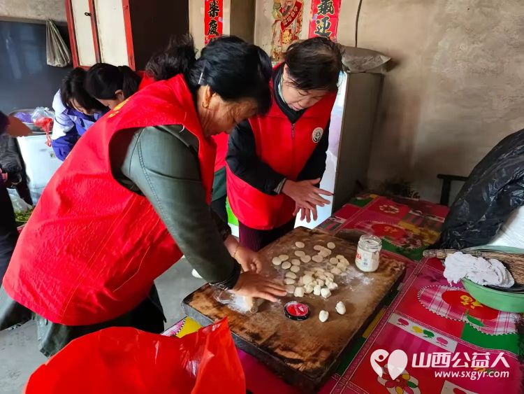 介休市敬老协会志愿者走进连福镇东湖龙村入户特困老人85岁马成保家中为老人理发收拾卫生并为老人包饺子送一份儿女般的关爱 - 第8张 - 山西公益人 介休市敬老协会志愿者走进连福镇东湖龙村入户特困老人85岁马成保家中为老人理发收拾卫生并为老人包饺子送一份儿女般的关爱 - 第8张