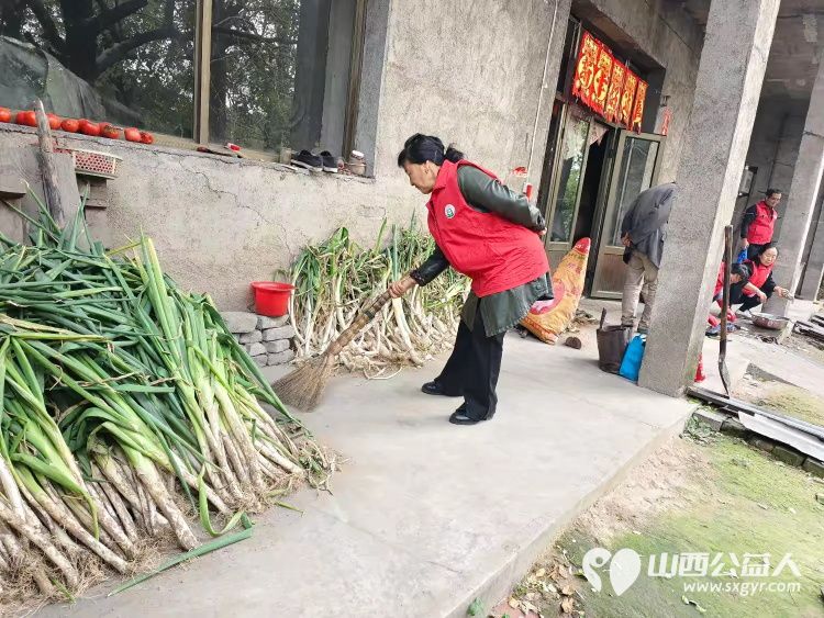 介休市敬老协会志愿者走进连福镇东湖龙村入户特困老人85岁马成保家中为老人理发收拾卫生并为老人包饺子送一份儿女般的关爱 - 第12张 - 山西公益人 介休市敬老协会志愿者走进连福镇东湖龙村入户特困老人85岁马成保家中为老人理发收拾卫生并为老人包饺子送一份儿女般的关爱 - 第12张