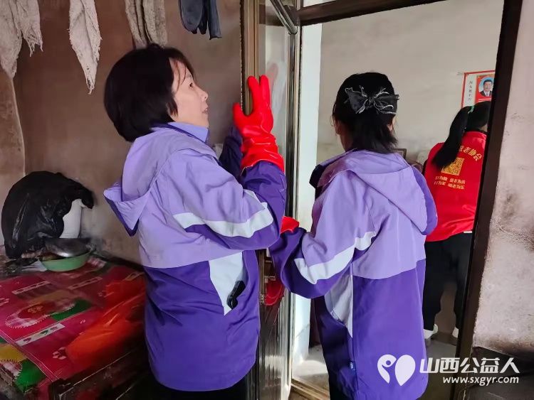 介休市敬老协会志愿者走进连福镇东湖龙村入户特困老人85岁马成保家中为老人理发收拾卫生并为老人包饺子送一份儿女般的关爱 - 第7张 - 山西公益人 介休市敬老协会志愿者走进连福镇东湖龙村入户特困老人85岁马成保家中为老人理发收拾卫生并为老人包饺子送一份儿女般的关爱 - 第7张