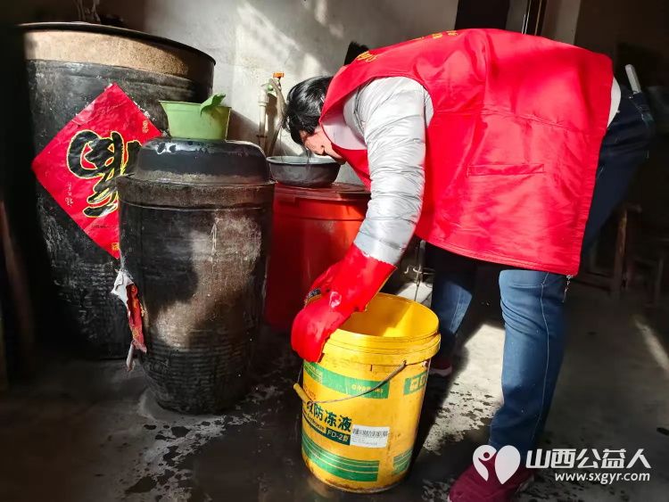 介休市敬老协会志愿者走进连福镇东湖龙村入户特困老人85岁马成保家中为老人理发收拾卫生并为老人包饺子送一份儿女般的关爱 - 第14张 - 山西公益人 介休市敬老协会志愿者走进连福镇东湖龙村入户特困老人85岁马成保家中为老人理发收拾卫生并为老人包饺子送一份儿女般的关爱 - 第14张