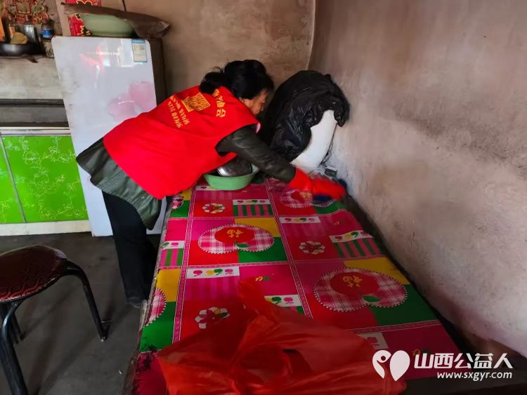 介休市敬老协会志愿者走进连福镇东湖龙村入户特困老人85岁马成保家中为老人理发收拾卫生并为老人包饺子送一份儿女般的关爱 - 第17张 - 山西公益人 介休市敬老协会志愿者走进连福镇东湖龙村入户特困老人85岁马成保家中为老人理发收拾卫生并为老人包饺子送一份儿女般的关爱 - 第17张