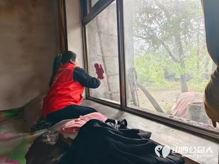 介休市敬老协会志愿者走进连福镇东湖龙村入户特困老人85岁马成保家中为老人理发收拾卫生并为老人包饺子送一份儿女般的关爱 - 第6张 - 山西公益人 介休市敬老协会志愿者走进连福镇东湖龙村入户特困老人85岁马成保家中为老人理发收拾卫生并为老人包饺子送一份儿女般的关爱 - 第6张